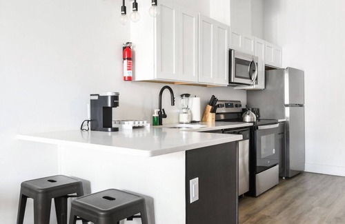 Elizabeth Apartment | Beautiful 1BR Near Airport 6937