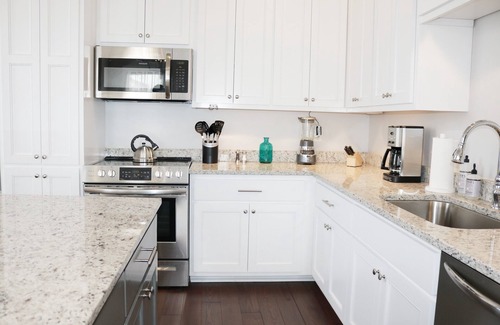 Lower Garden District Condo | Beautiful 2 BD w/Balcony, 1 Block off St. Charles