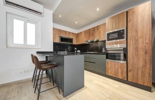 Hamrun Apartment | Beautiful 2 BDR Penthouse near Valletta sleeps 6