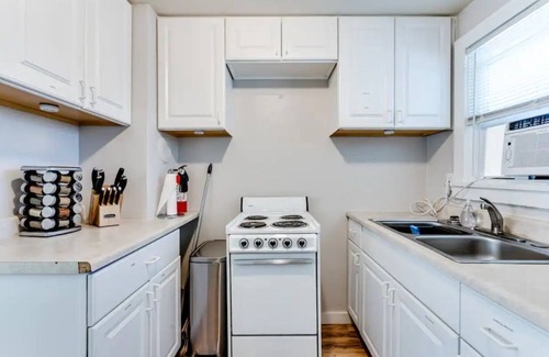 Amazon Apartment | Beautiful 2 bdrm, 1 Bath 4 blocks from The U of O,
