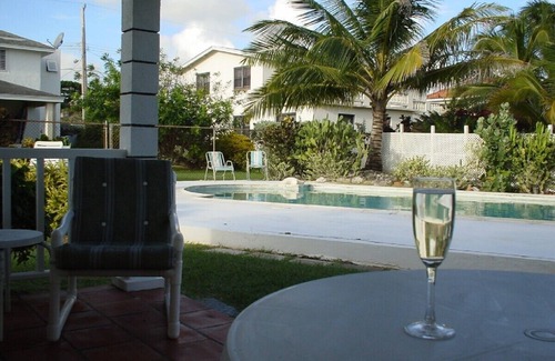 Green Garden Apartment | Beautiful 2 bed 2 bath town-house with pool and sea views.