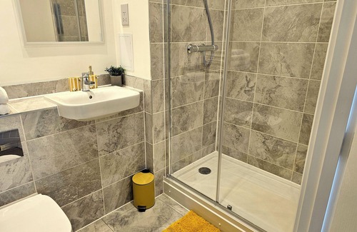 Greenhithe Apartment | Beautiful 2-bed Apartment in Greenhithe, Bluewater, Free parking space