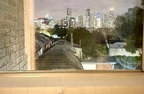 Parkville Apartment | Beautiful 2 Bedrooms w Kitchen & Carpark 🌹