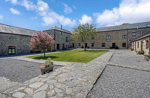 Burgh Island House | Beautiful 2 bed rural barn close to Bigbury on Sea. Golf, Beaches & Countryside