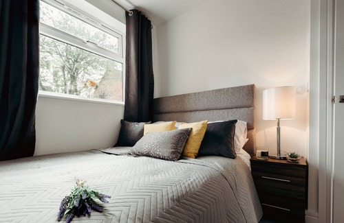 Hinckley Apartment | Beautiful 2 bed + sofabed, parking, nr station/hospital next to Hinckley centre