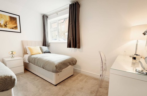 Hinckley Apartment | Beautiful 2 bed + sofabed, parking, nr station/hospital next to Hinckley centre