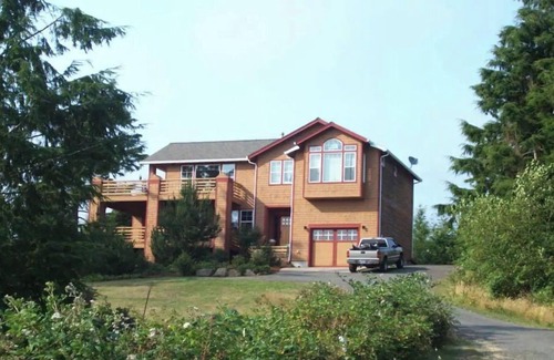 Oregon Coast House | Beautiful 2 bedroom w Deck& Hot Tub/Lower Level