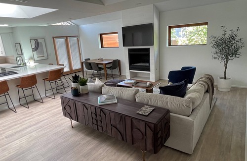 Pico House | Beautiful 2 Bedroom Home in Santa Monica