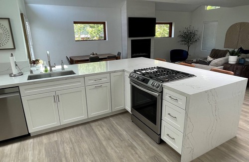 Pico House | Beautiful 2 Bedroom Home in Santa Monica
