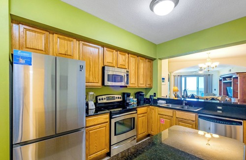 Gulfport Condo | Beautiful 2 Bedroom /2 Bathroom Condo w/Bonus Overlooking the Gulf LT2-403