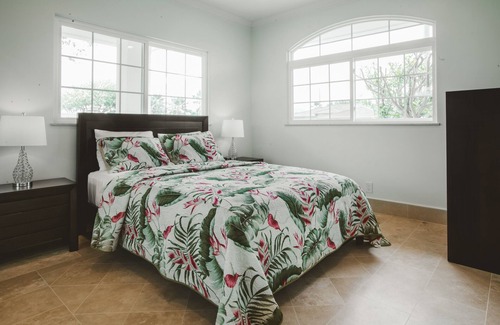 Portlock House | Beautiful 2 Bedroom/2 Bath/Sleeps 6