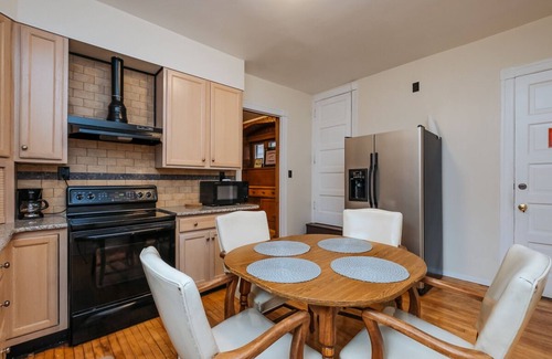Hamilton District Apartment | Beautiful 2 Bedroom Apartment in Allentown Center - Enhanced Cleaning