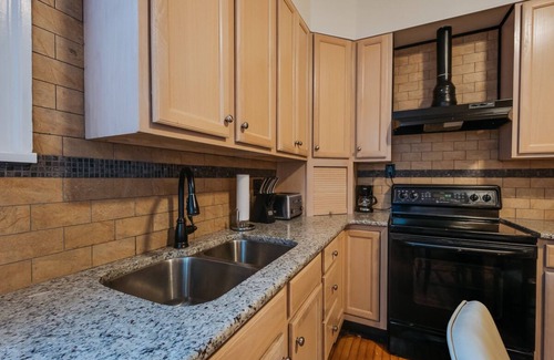 Hamilton District Apartment | Beautiful 2 Bedroom Apartment in Allentown Center - Enhanced Cleaning