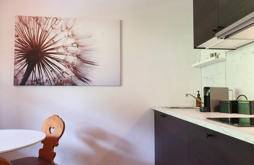 Goetzens Apartment | "Beautiful 2-bedroom apartment with balcony and free parking."