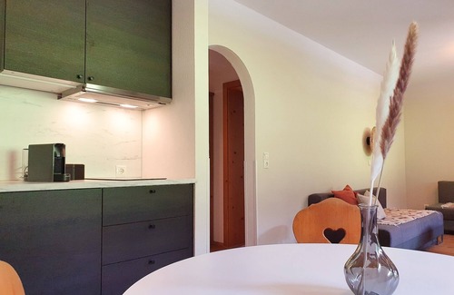 Goetzens Apartment | "Beautiful 2-bedroom apartment with balcony and free parking."