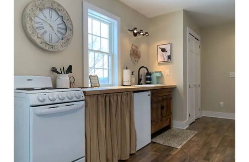 Town of Kirkland Apartment | Beautiful 2 bedroom apartment, minutes from Hamilton College