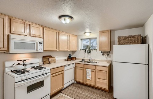 Lakewood Apartment | Beautiful 2 bedroom basement apartment in Lakewood
