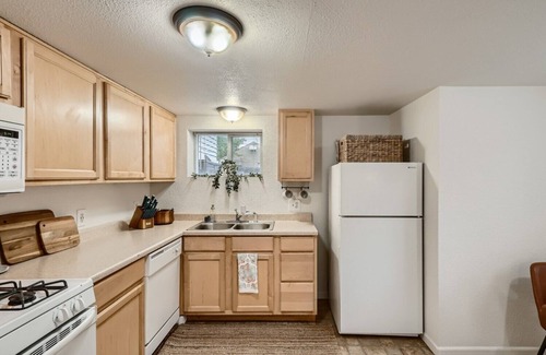 Lakewood Apartment | Beautiful 2 bedroom basement apartment in Lakewood