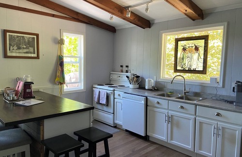 Terra Nova Cottage | Beautiful 2 bedroom cottage on the pond conveniently located