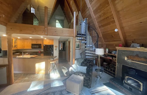 Packwood Cabin | Beautiful 2-bedroom cabin beside a creek in relaxing Packwood with WiFi, AC