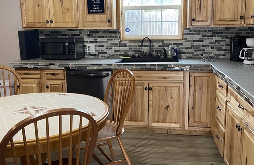Florien Cabin | Beautiful 2 Bedroom Cabin with a lake view.