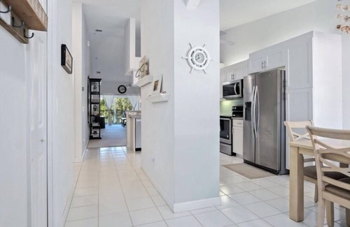 Naples Condo | Beautiful 2 bedroom condo with resort amenities. Minutes from downtown & beaches