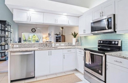 Naples Condo | Beautiful 2 bedroom condo with resort amenities. Minutes from downtown & beaches