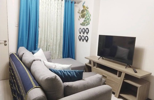 Paranaque Condo | Beautiful 2-bedroom condo with WiFi and AC in charming Pasay City