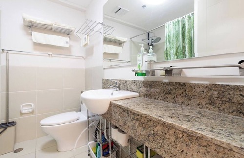 Paranaque Condo | Beautiful 2-bedroom condo with WiFi and AC in charming Pasay City