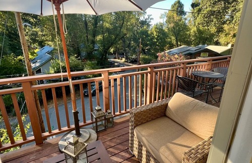 Fairfax House | Beautiful 2-bedroom cottage in wooded Deer park neighborhood