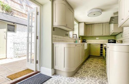 Arundel House | Beautiful 2 Bedroom Cottage with Private Courtyard in Arundel Centre