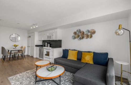 CityPlace Apartment | Beautiful 2 Bedroom Downtown Toronto Condo with free parking