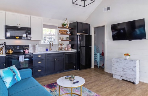 Cooper-Young Historic District House | Beautiful 2 bedroom free parking, fenced yard