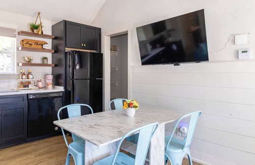 Cooper-Young Historic District House | Beautiful 2 bedroom free parking, fenced yard