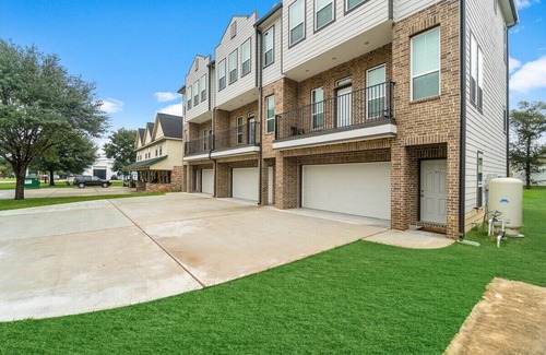 Humble Condo | Beautiful 2 Bedroom Home Near Old Town Spring