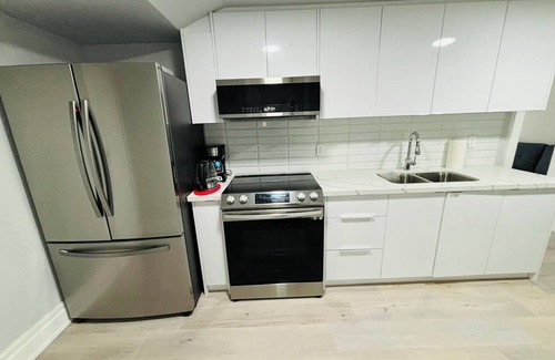 Etobicoke Apartment | Beautiful 2 Bedroom Suite, Full Kitchen and Bathroom