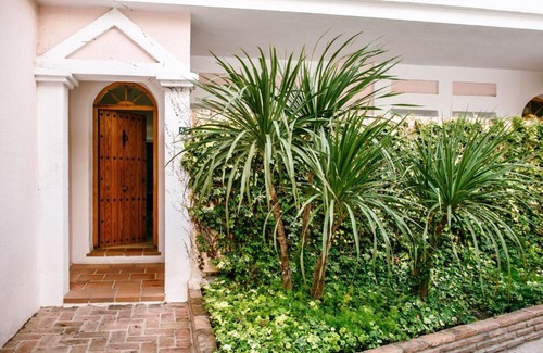 Marbella House | Beautiful 2 Bedroom Townhouse in Aloha Gardens walking distance to Restaurants, Bars and Shops 20