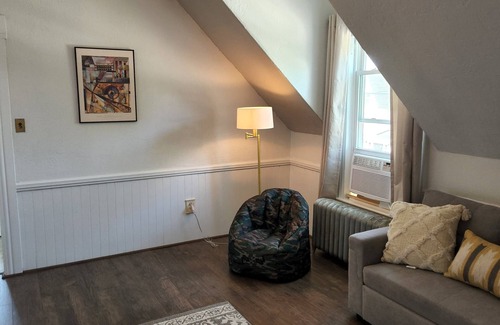 Manchester Apartment | Beautiful 2 bedroom apartment just east of downtown Manchester
