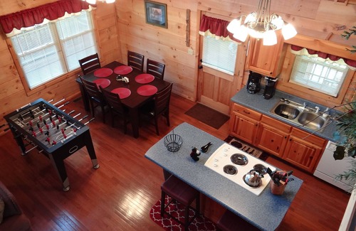 Gatlinburg - Pigeon Forge Cabin | Beautiful 2 Bedroom Cabin nNo Steep RoadsnSome Mountain ViewnLarge Yard n