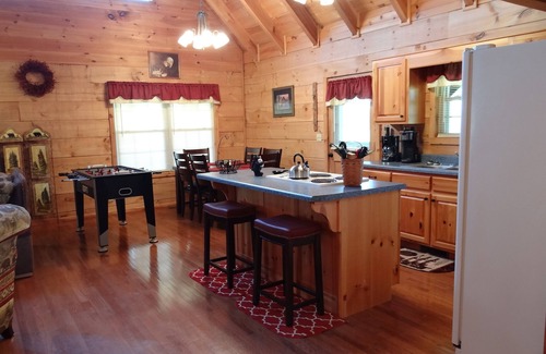 Gatlinburg - Pigeon Forge Cabin | Beautiful 2 Bedroom Cabin nNo Steep RoadsnSome Mountain ViewnLarge Yard n
