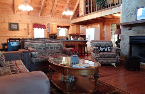 Gatlinburg - Pigeon Forge Cabin | Beautiful 2 Bedroom Cabin nNo Steep RoadsnSome Mountain ViewnLarge Yard n