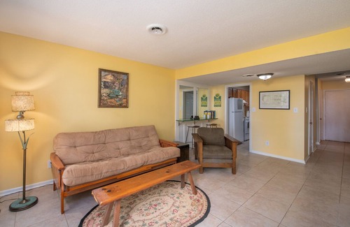 Lake Waccamaw House | Beautiful 2 BR, 1.5 BA Lakefront Condo - Linens, Pets, Kayaks, Fishing Gear !
