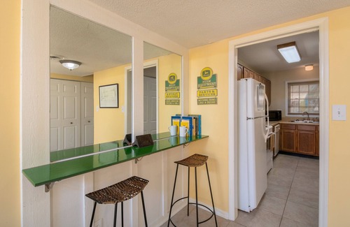 Lake Waccamaw House | Beautiful 2 BR, 1.5 BA Lakefront Condo - Linens, Pets, Kayaks, Fishing Gear !