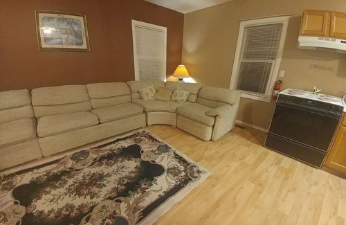 Mount Clemens Apartment | Beautiful, 2 brm/2nd floor loft. Spacious, trendy and fully furnished.