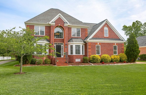 Poquoson House | Beautiful 2 story brick home on a cul-de-sac. A beautiful pond in the back yard