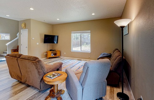 La Pine House | Beautiful 2-story home with private gas grill, patio, outdoor dining area, & AC