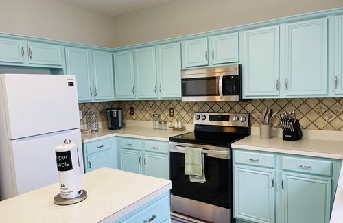 Irving House | Beautiful 2-story Lakefront Home @ Irving Lake - Sleeps 8