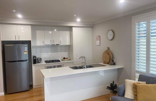 Alfredton House | Beautiful 2 Story White Weatherboard townhouse