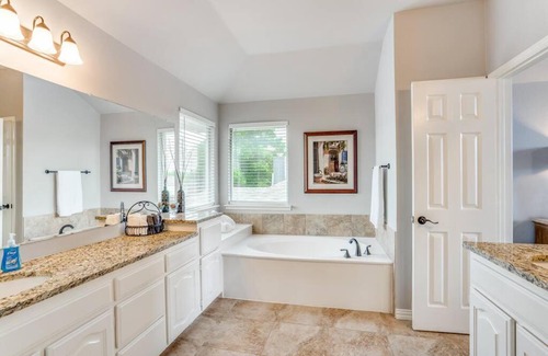 Allen House | Beautiful+2-StoryHome+1GIG-WiFi+Kitchen+Self/ck-in