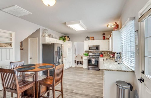 Allen House | Beautiful+2-StoryHome+1GIG-WiFi+Kitchen+Self/ck-in